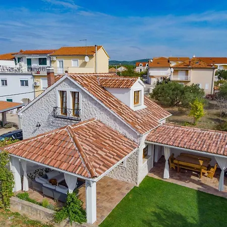 House For Rent Leila *